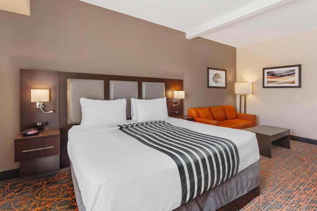 Best Western Plus Executive Inn Toronto Exterior photo