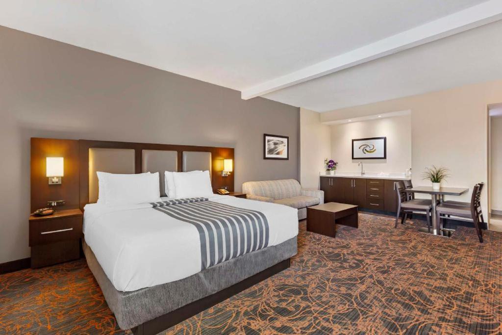 Best Western Plus Executive Inn Toronto Exterior photo